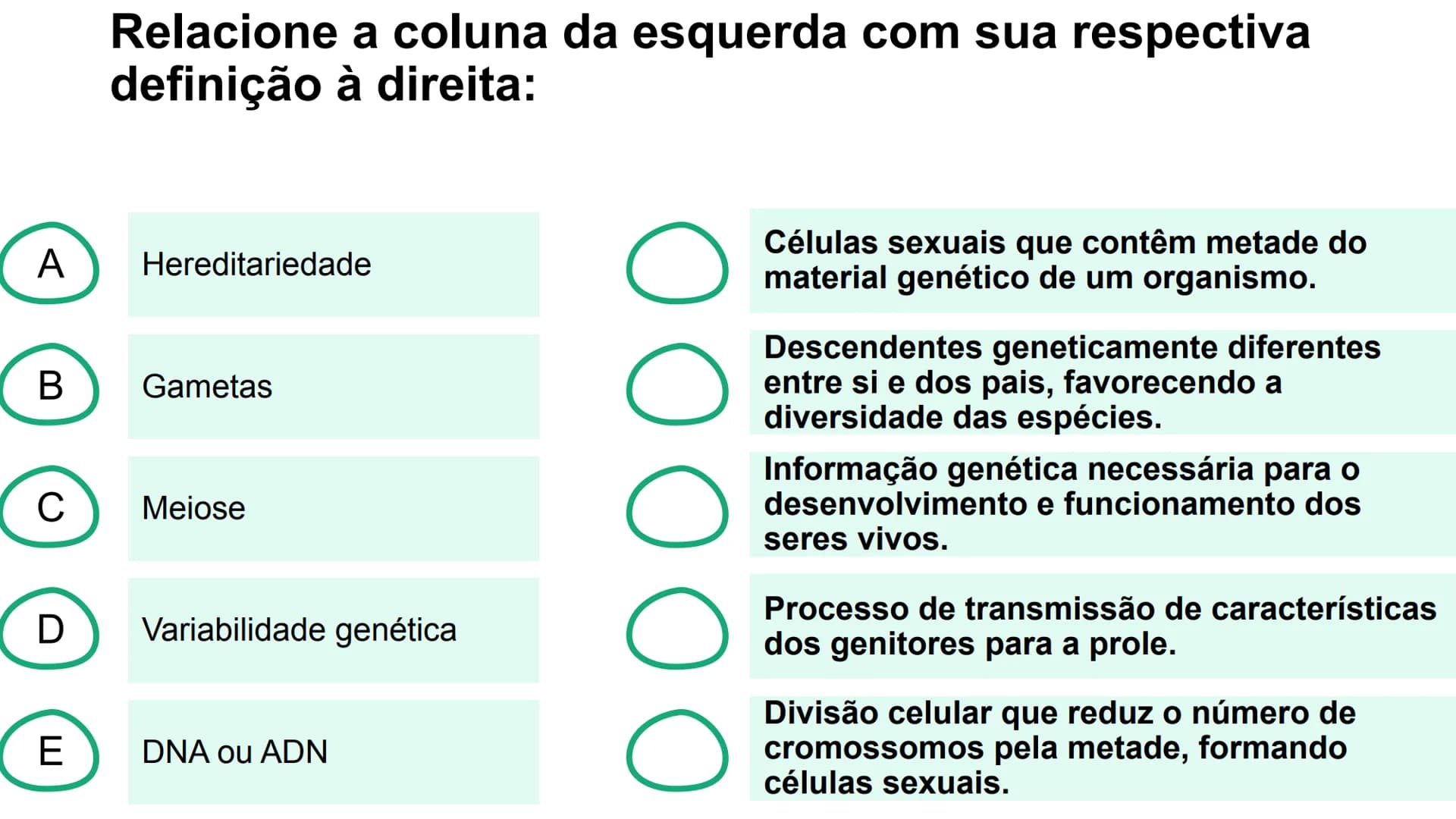 --- OCR Start ---
Variabilidade genética ao
longo das gerações
Fazendo uma comparação com o
parentesco humano, podemos dizer que:
•
Um indiv